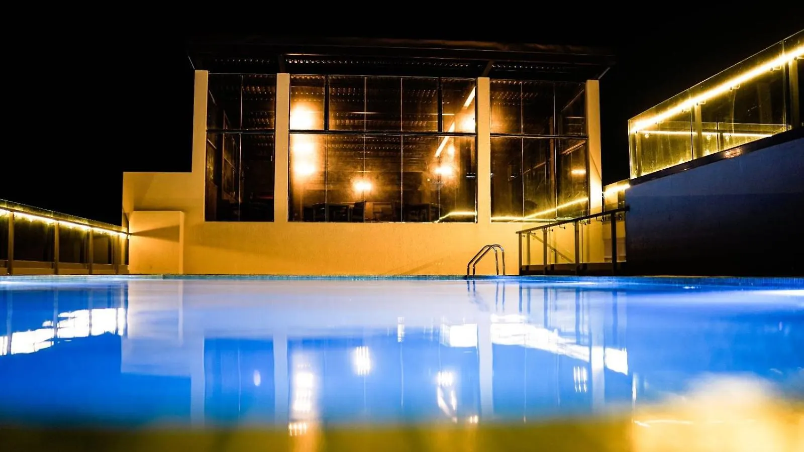 Ocean Breeze Hotel Residencies Luxury Studio Apartment - Negombo