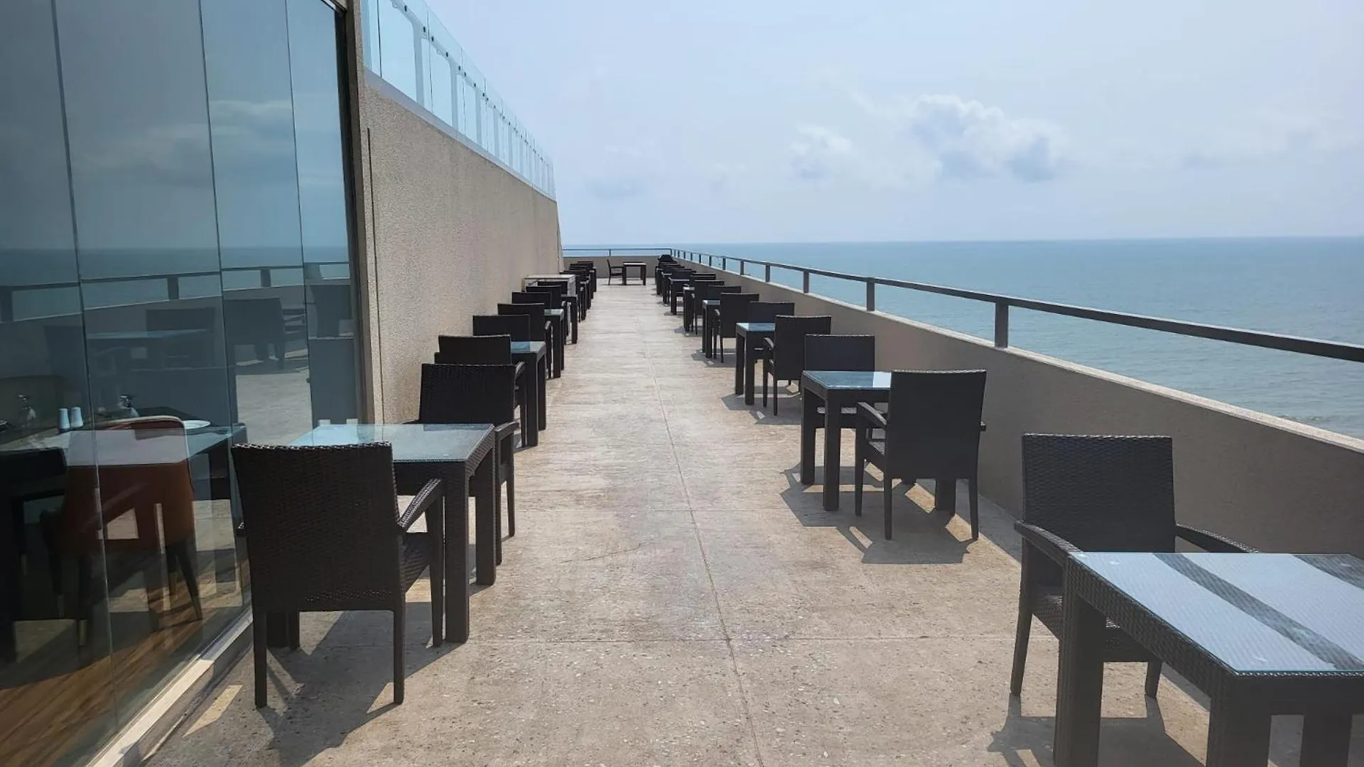Ocean Breeze Hotel Residencies Luxury Studio Apartment - Negombo Sri Lanka